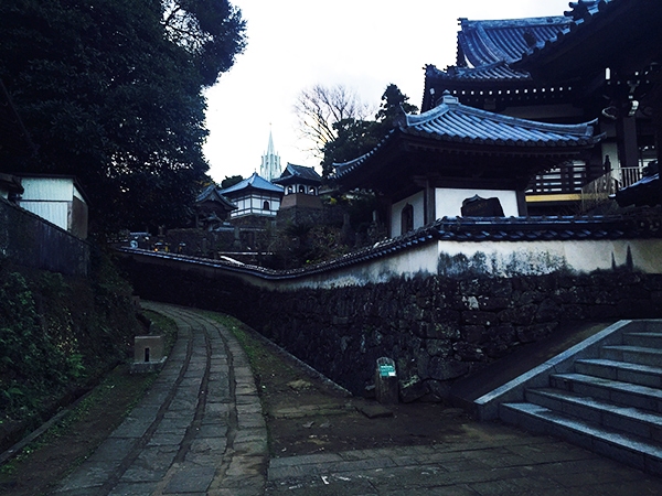 寺院と教会の見える坂道