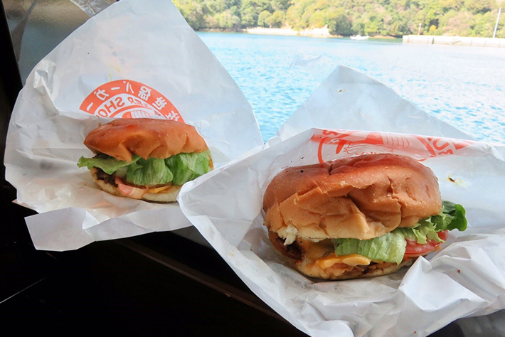 海を見ながらバーガーを食す贅沢